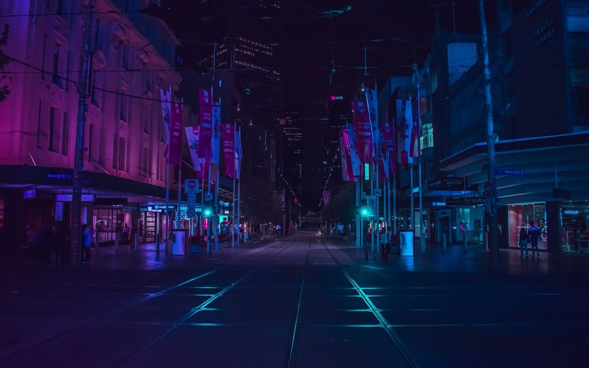Yağmur sonrası neon ışıklarla yansıyan gece şehri